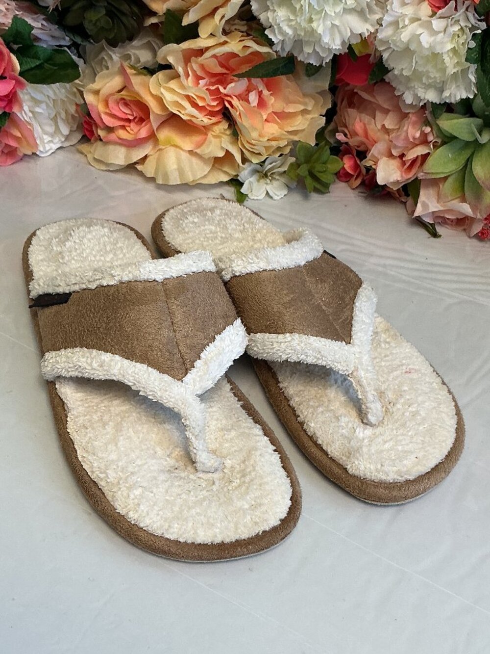 3/$20 Bundle 🌈Magellan Footwear Faux Suede Sherpa Thong Slippers Tan Cream 6M
